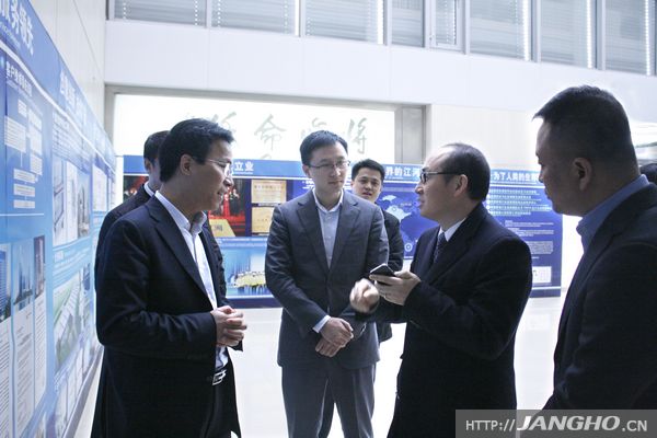 SOHO中国有限公司董事长潘石屹莅临九五至尊VI老品牌幕墙考察旅行